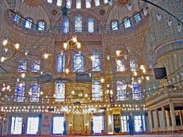 La Mosquée bleue ou Sultanahmet Camii est une des mosquées historiques d'Istanbul, la plus grande ville de Turquie et la capitale de l'Empire ottoman (de 1453 à 1923).